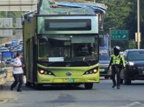 深圳一辆双层巴士高架桥下遭“剃头”,玻璃碎片散落一地,多方回应